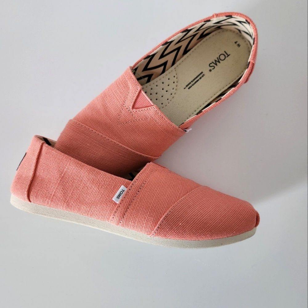 NWT Toms pink alpargata shoes Size 7
